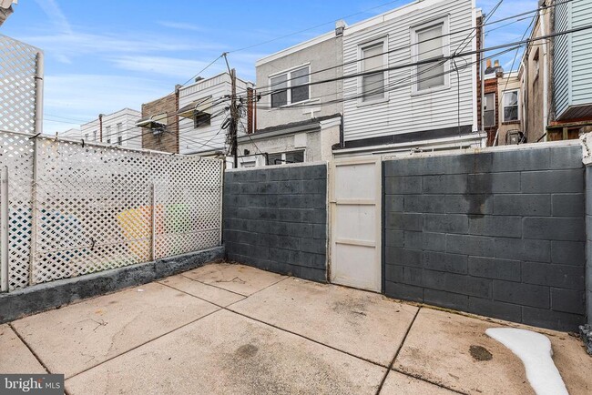 Building Photo - 2335 S Chadwick St