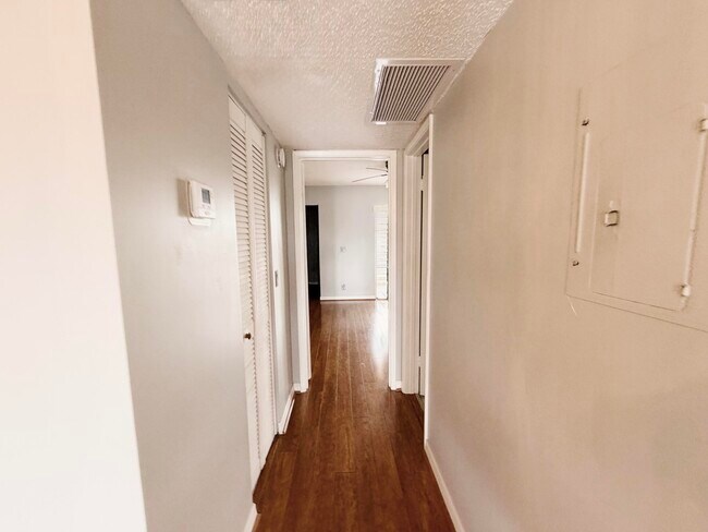 Building Photo - 100 Village Green Cir E