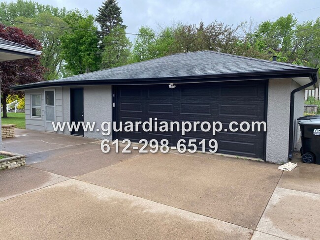 Building Photo - House Available September 1 in Mounds View...
