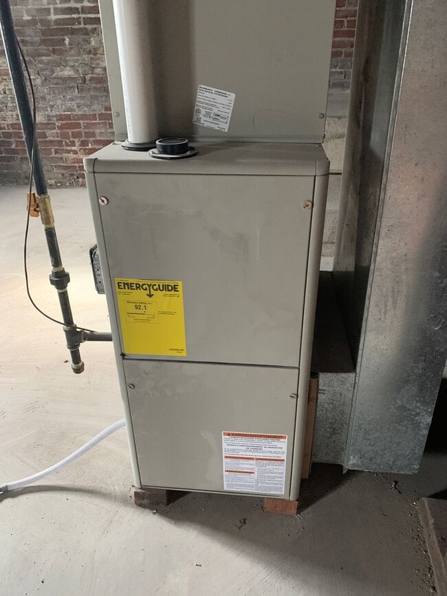 Building Photo - Renovated and Ready to Rent...340 N Aurora Collinsville