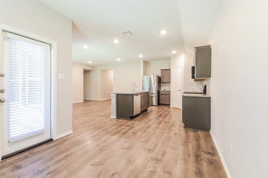 Building Photo - 2618 Saldana Dr