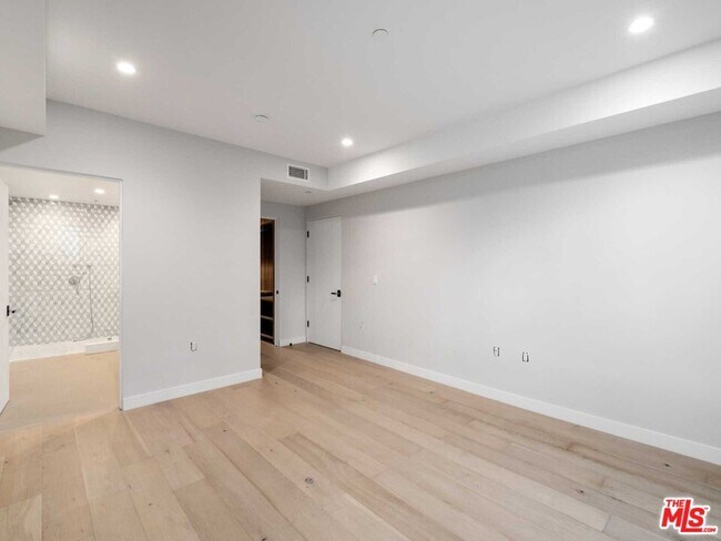 Building Photo - 825 Croft Ave