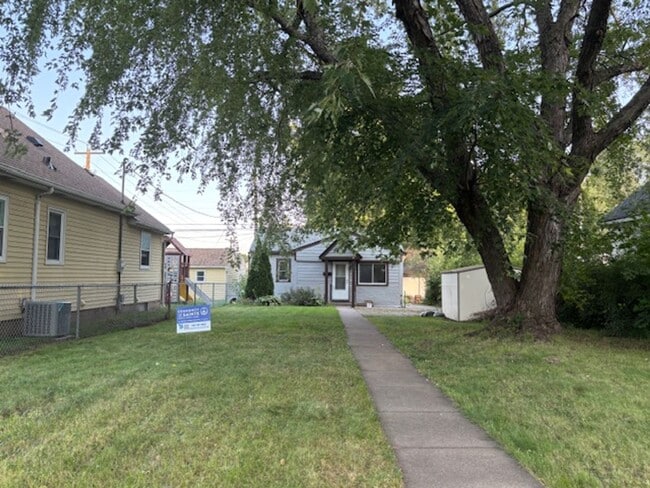 Building Photo - Cute & Cozy 2 BR/1 BA Single Family Home i...