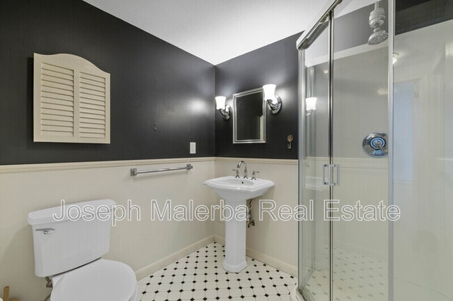 Building Photo - 8 Honey Hill Ln