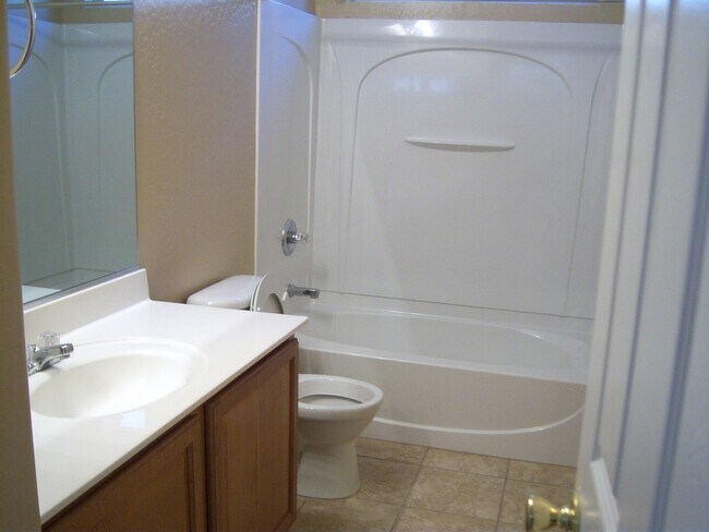 Building Photo - GREAT 4BEDROOM/3BATH HOME WITH ALL THAT YO...