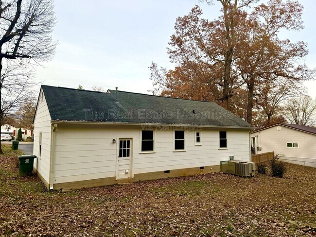 Building Photo - 1452 Elm St