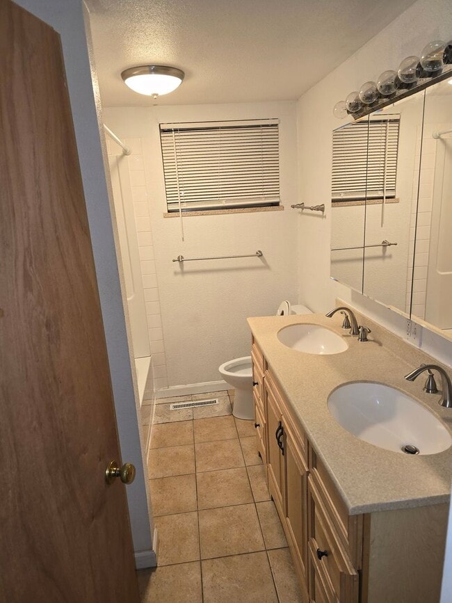 Building Photo - 2 Bed 1 Bath Garden Level Duplex