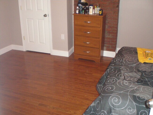 Building Photo - College Rental - South Side