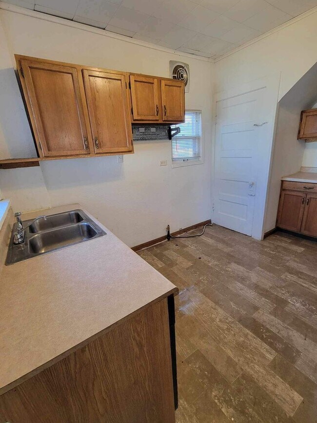 Building Photo - Charming 3 Bedroom Home Rent Ready