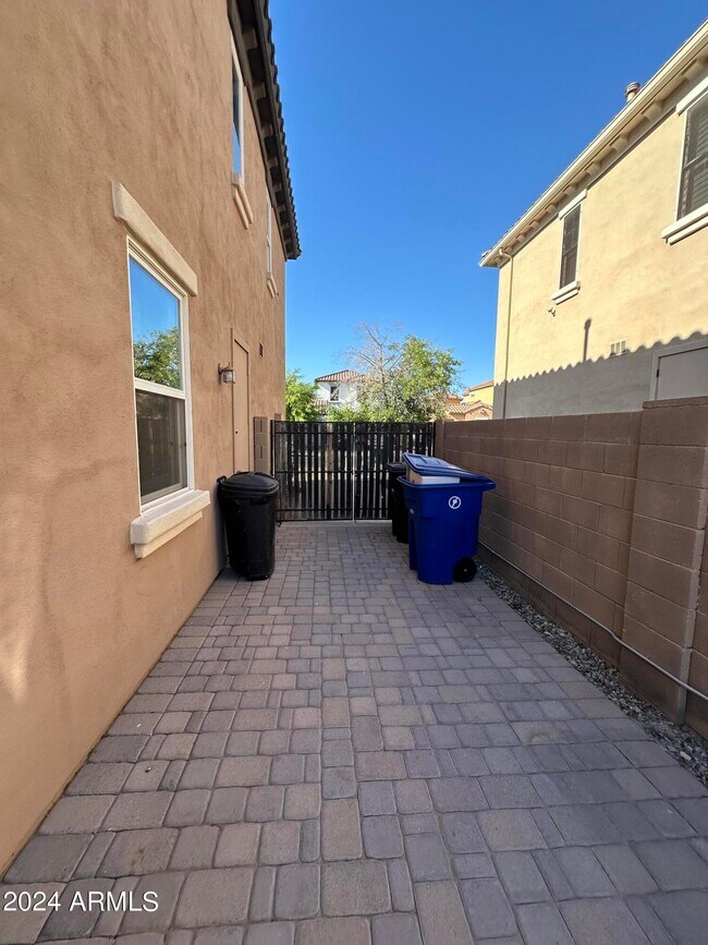 Building Photo - 2251 E Azalea Dr