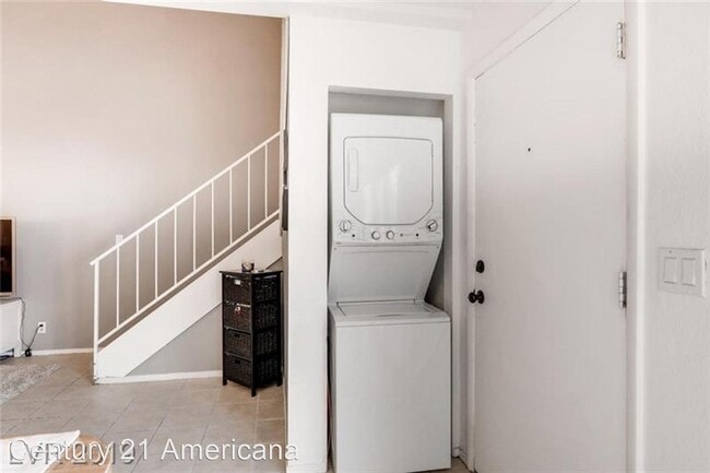 Building Photo - 1 br, 1.5 bath House - 1899 Avacado Court