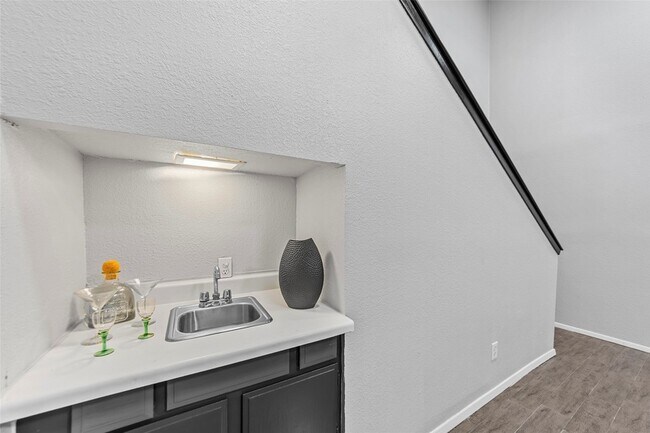 Building Photo - 6738 Eastridge Dr