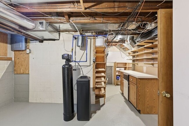 Building Photo - 1876 Northwest Blvd