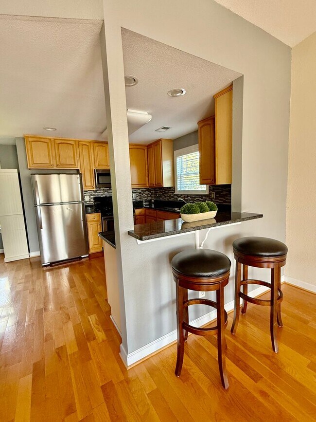 Building Photo - 3BD/3.5 Condo with Garage & Backyard in Shadowlawn! Blocks to the Beach! AVAILABLE NOW!