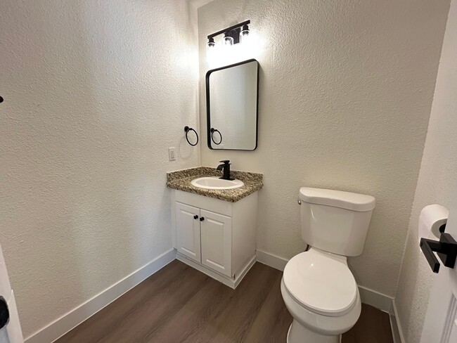 Building Photo - No HOA Home with 4 Bedrooms 2.5 Bathrooms