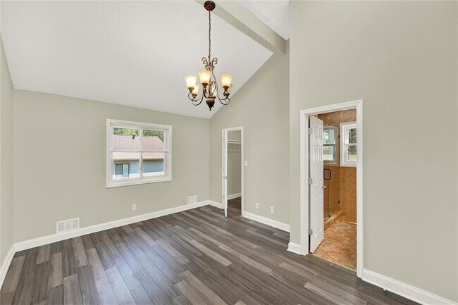 Building Photo - 910 Muirfield Dr NE
