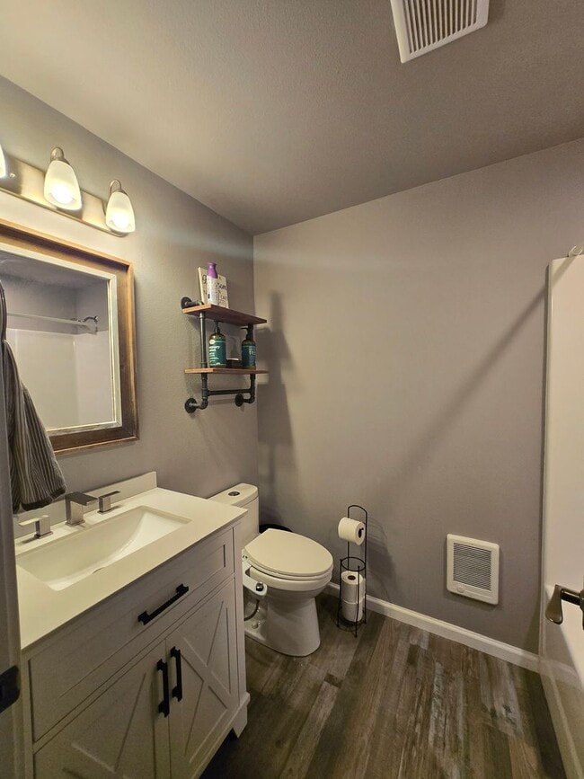 Building Photo - 3 Bedroom 2 Bath with Garage in Mossyrock