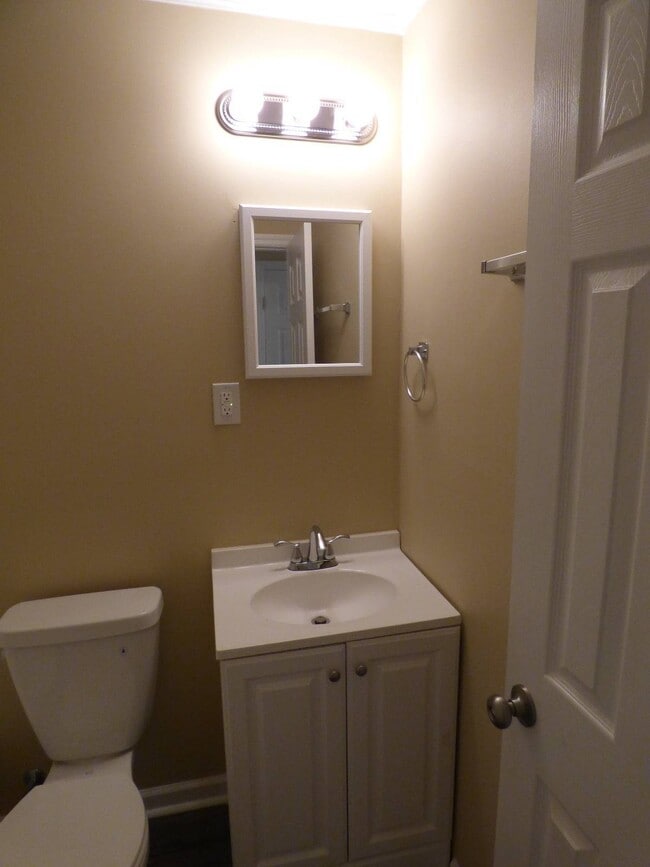 Building Photo - 901 Barn St