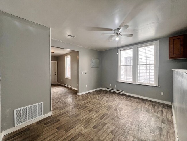 Building Photo - 2 Bedroom House