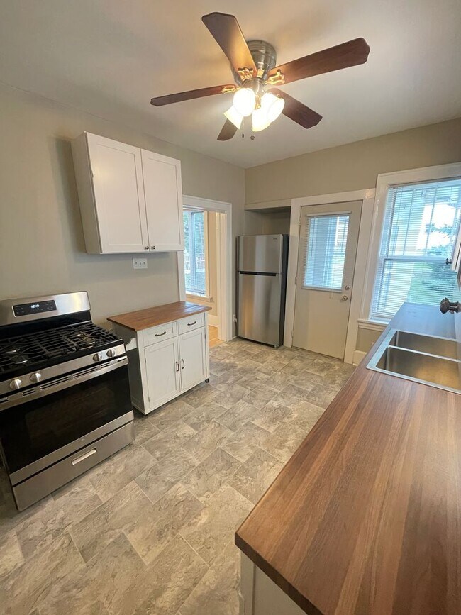 Building Photo - AVAILABLE NOW - 2 Bedroom, 1 Bath Brand ne...