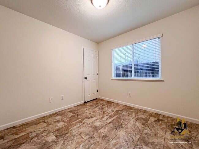 Building Photo - 224 Loon Lake St