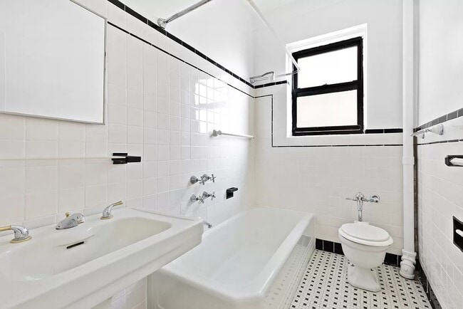 Building Photo - 157 W 79th St