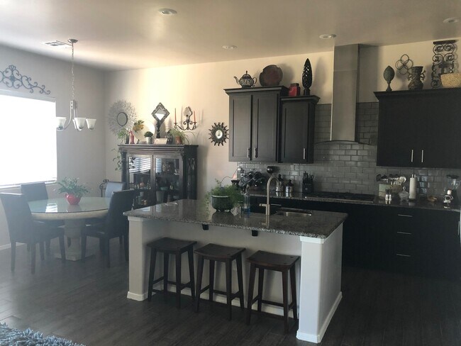 Building Photo - Gorgeous 4 bedroom home in Del Prado