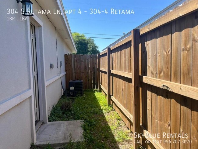 Building Photo - 304 S Retama Ln