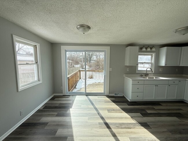 Building Photo - 2026 Renovation – Clean, Updated 2-Bedroom Near Shopping & Highways