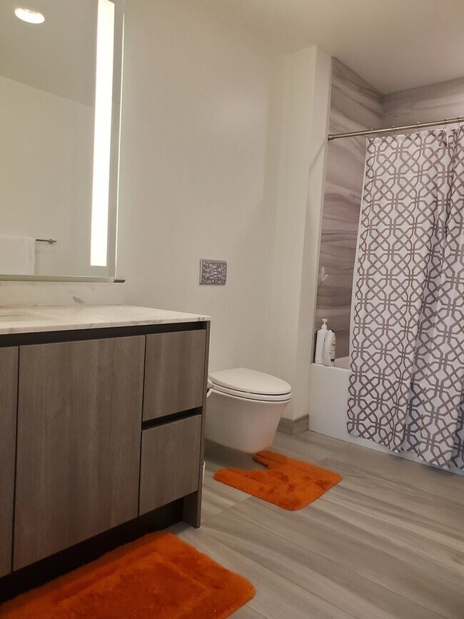 Building Photo - High end one bedroom plus at the luxurious...