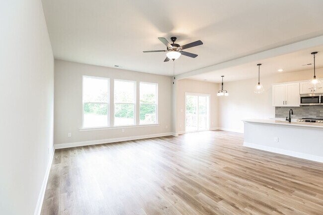 Building Photo - Beautiful 4BR 2.5BA Home w/ Full Appliance Kitchen • Garage Parking •