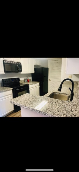 Building Photo - 10555 Montgomery Rd