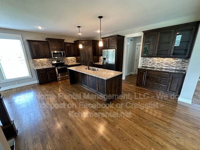 Building Photo - 8608 W 165th St