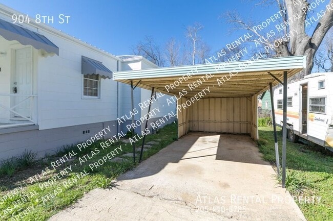 Building Photo - 904 8th St
