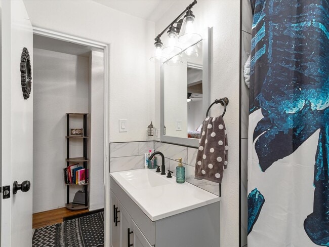 Building Photo - Unfurnished | 2 Bed / 1 Bath | NE Albuquer...