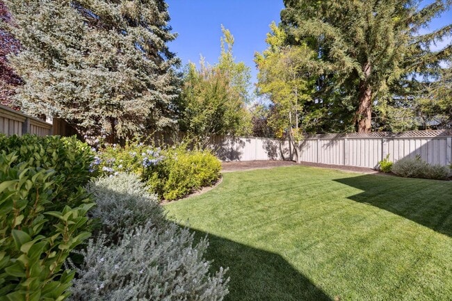 Building Photo - Luxurious Modern Single Family Home in West Menlo Park Available Now!