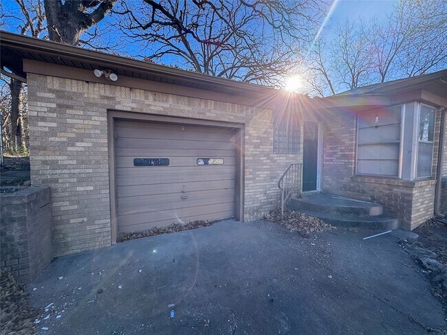 Building Photo - 1431 W Chestnut St