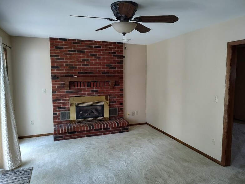 Family Room - 247 Otterbein Dr