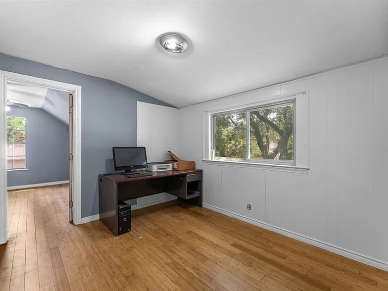 Building Photo - 2405 Summit Dr