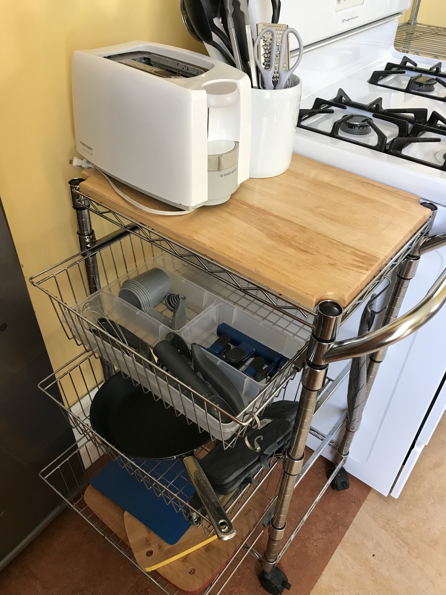 Housewares provided with the apartment - 3284 Dawson Street