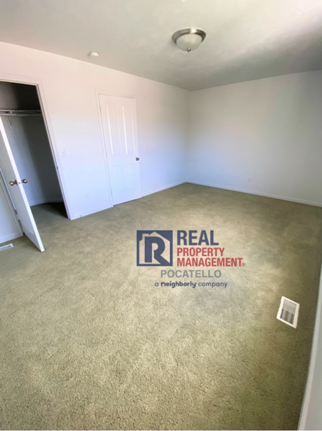 Building Photo - MOVE IN SPECIAL - 2 Bed 1.5 Bath Town Home - 1 Car garage