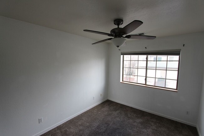 Building Photo - LEASE THROUGH JULY 3-Bed / 2.5-Bath Townhome in Boulder Point Near FUTS Trails