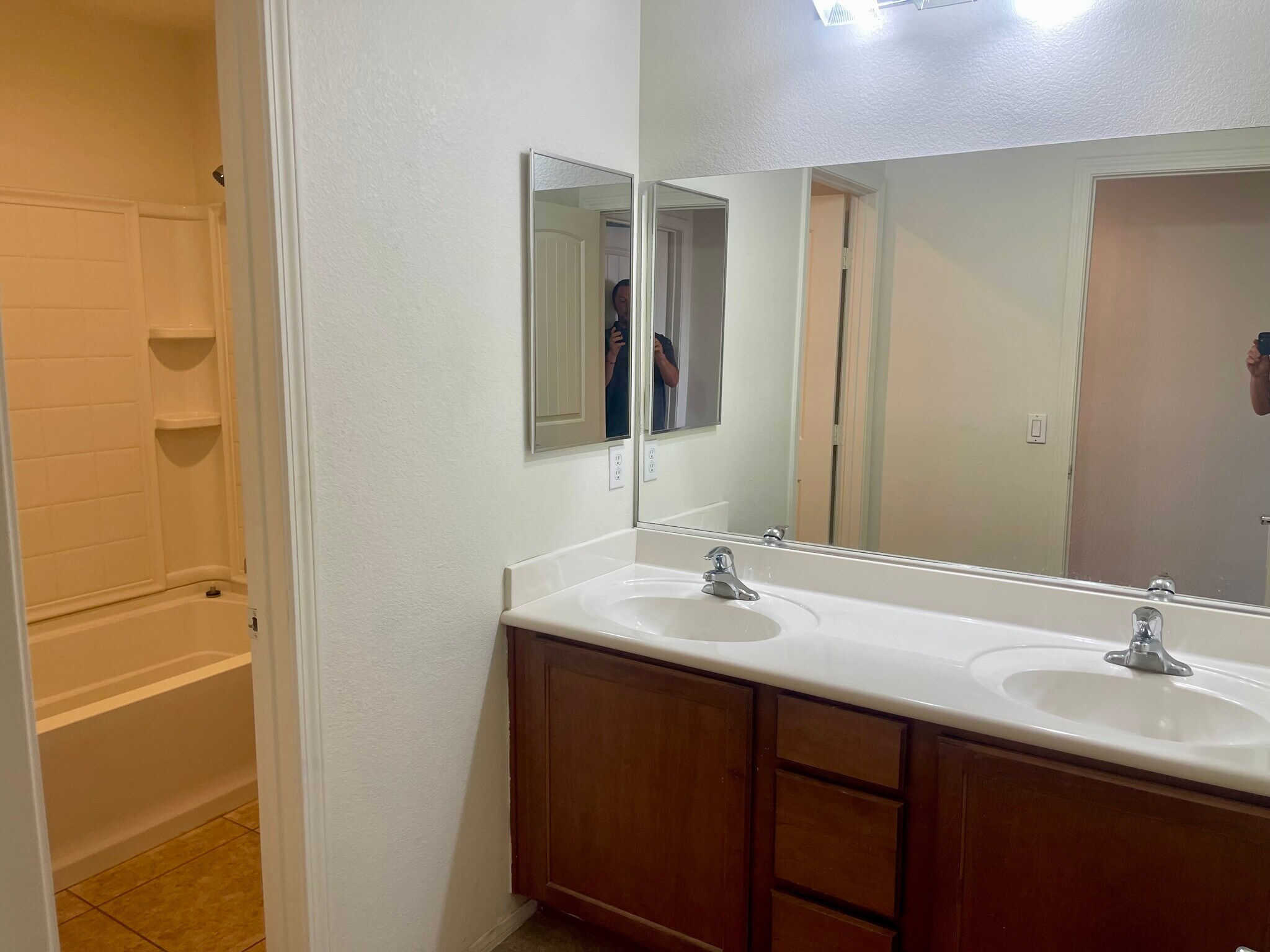 Building Photo - 6550 Ditmars St