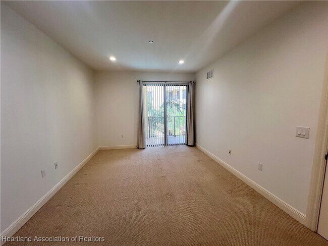 Building Photo - 2351 Lakeview Dr