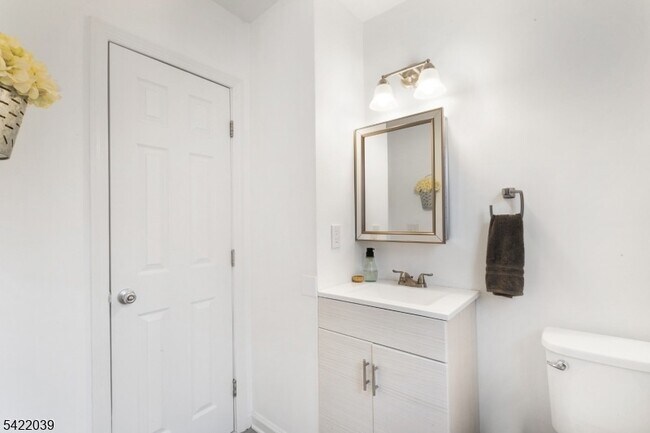 Building Photo - 60 Searing St