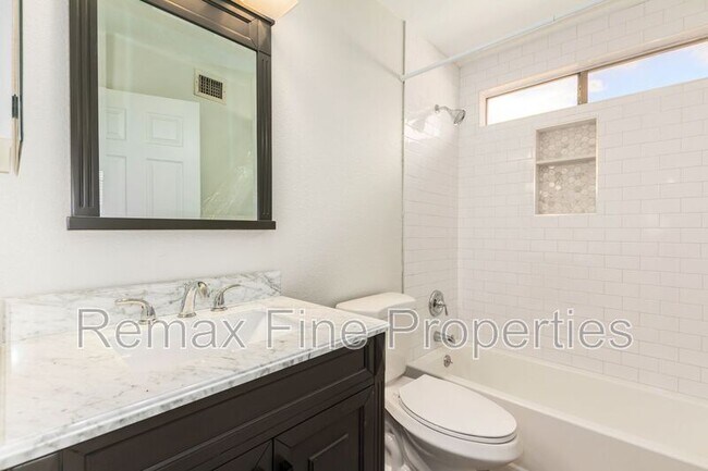 Building Photo - 1851 E Carla Vista Dr