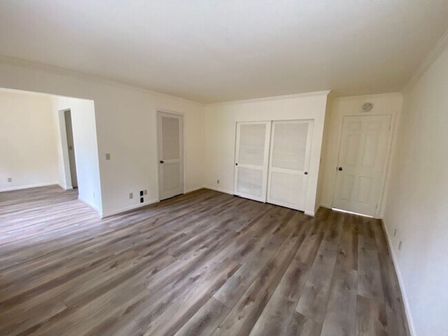 Building Photo - 63 Glen Lake Dr