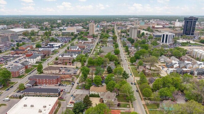 Building Photo - 1147 E Elm St