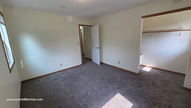 Building Photo - Great 2BR Duplex with a yard, Minneapolis ...