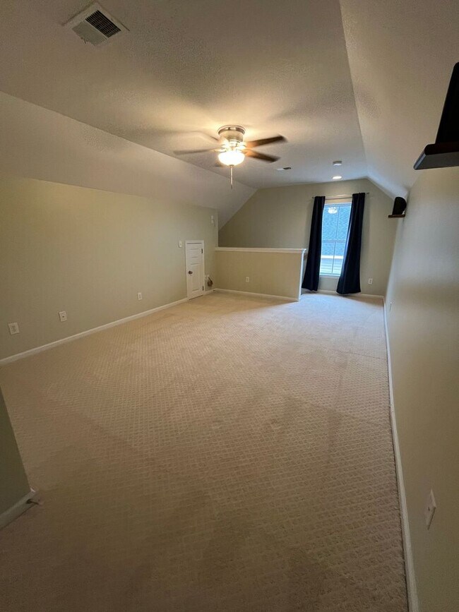 Building Photo - Beautiful 4-Bedroom 3 Bath Home with Neighborhood Pool!